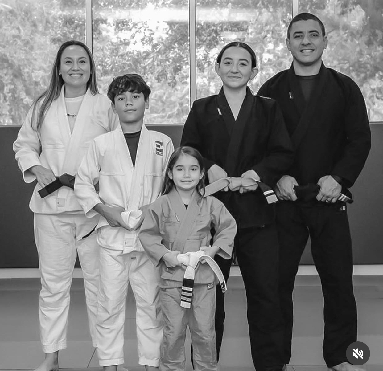 Fabricio Medici com alunos e familiares em kimono na Elementum Jiu Jitsu